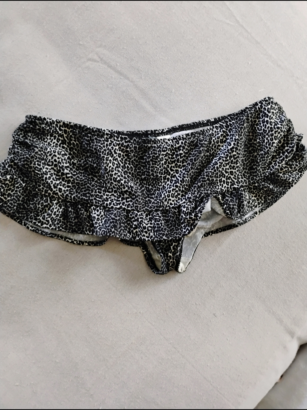 New Without Tags.  Size M Norma Kamali Leopard Print Ruffled Bikini